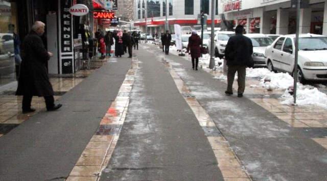 Kayseri''de Buz Tutan Yollara Belediyeden İlginç Çözüm: Kilometrelerce Kaydırmaz Halı Serdiler