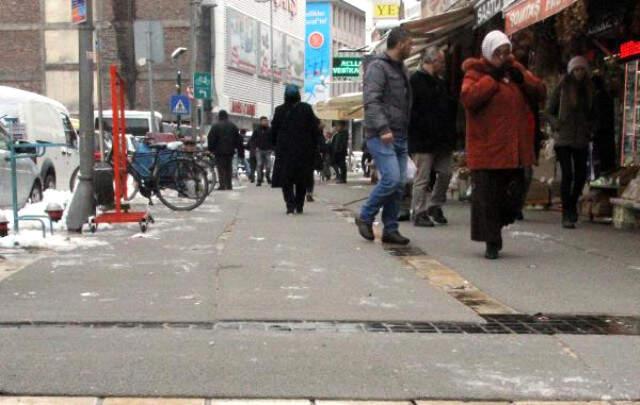 Kayseri''de Buz Tutan Yollara Belediyeden İlginç Çözüm: Kilometrelerce Kaydırmaz Halı Serdiler