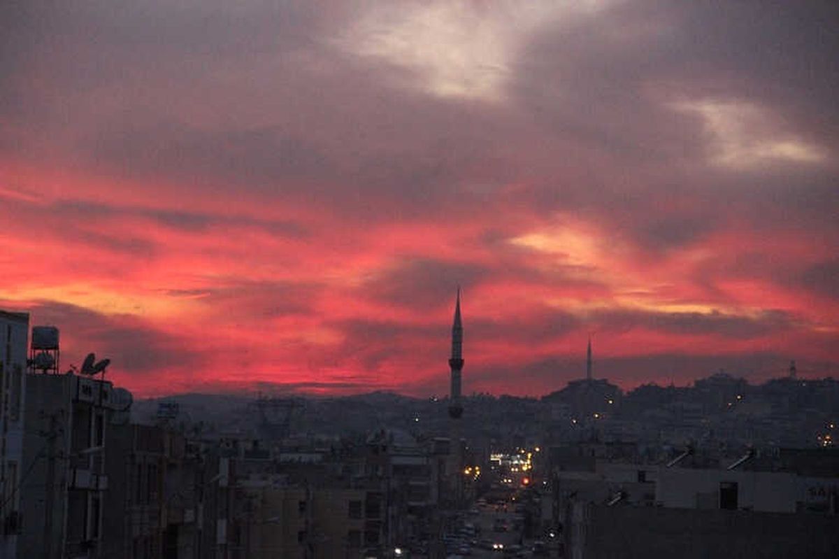 Şanlıurfa'da Gün Batımı Gökyüzünü Kızıla Boyadı