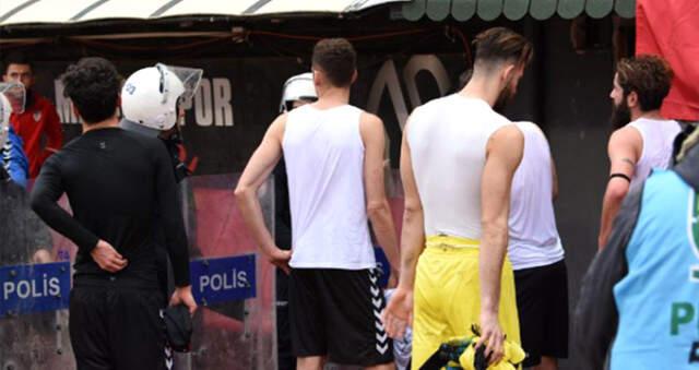Manisasporlu Futbolcular Formalarını Sahaya Bırakarak Yönetimi Protesto Etti