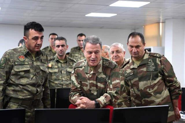 Genelkurmay Başkanı Akar, YPG''ye Bomba Yağdıran Pilotlara Seslendi: Alınlarınızdan Öpüyorum