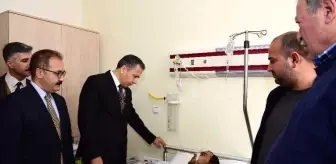 Mustafa Kara: Vali Yerlikaya, Kilis'e Düşen Roketle Yaralanan Mustafa Kara'yı Ziyaret Etti Mustafa Kara: Vali Yerlikaya, Kilis'e Düşen Roketle Yaralanan Mustafa Kara'yı Ziyaret Etti