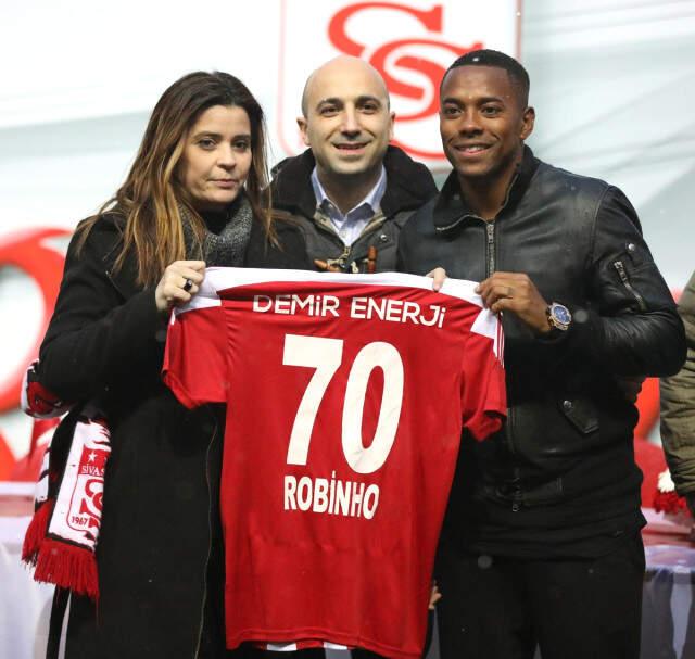 Sivasspor Brezilyalı Futbolcu Robinho ile 1.5 Yıllık Sözleşme İmzaladı