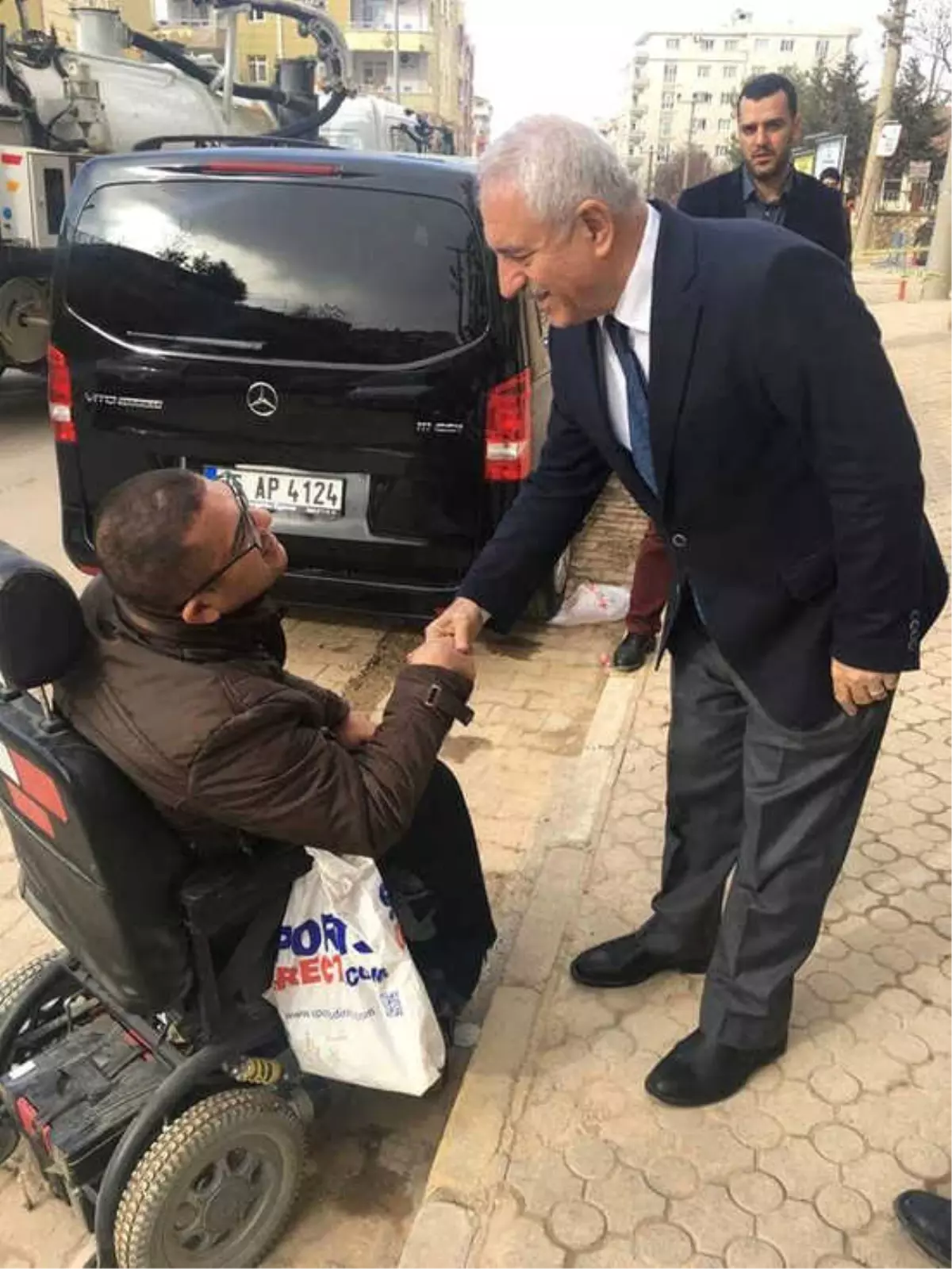 AK Parti Mardin İl Başkanı Engelli Vatandaşın Yanına Gitti