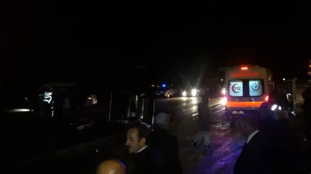 Amasya'da Otomobil ile Kamyonet Çarpıştı: 5 Yaralı