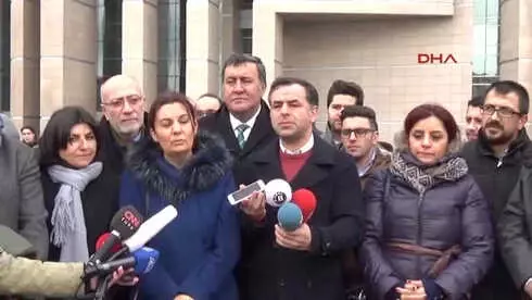 CHP Milletvekillerinden Adliye Önünde Enis Berberoğlu'na Destek Açıklaması CHP Milletvekillerinden Adliye Önünde Enis Berberoğlu'na Destek Açıklaması