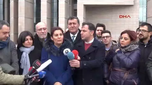 CHP Milletvekillerinden Adliye Önünde Enis Berberoğlu'na Destek Açıklaması CHP Milletvekillerinden Adliye Önünde Enis Berberoğlu'na Destek Açıklaması
