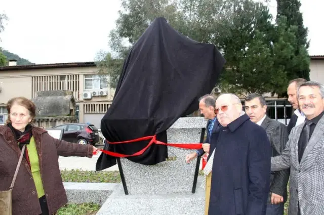 Fethiye'de TRT Sanatçısı Hamdi Özbay'ın Heykeli Açıldı