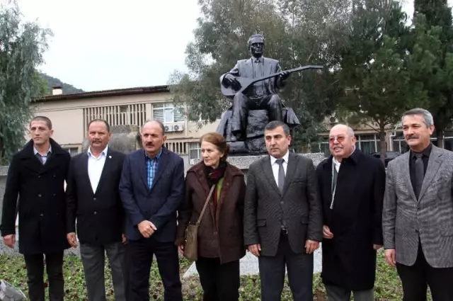 Fethiye'de TRT Sanatçısı Hamdi Özbay'ın Heykeli Açıldı