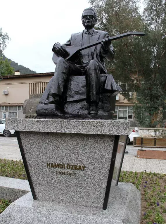 Fethiye'de TRT Sanatçısı Hamdi Özbay'ın Heykeli Açıldı