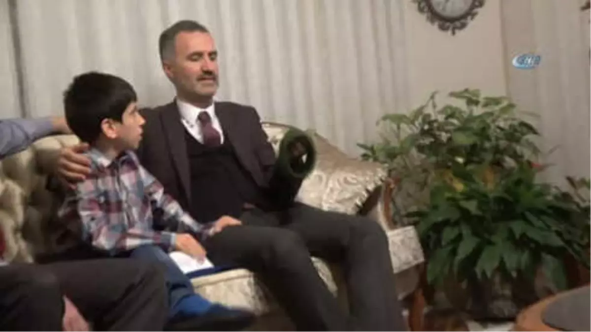 İnegöllü Kadınlar Askerler İçin 'Anne Kokusu ve Duası' Taşıyan Boyunluklar Örüyor
