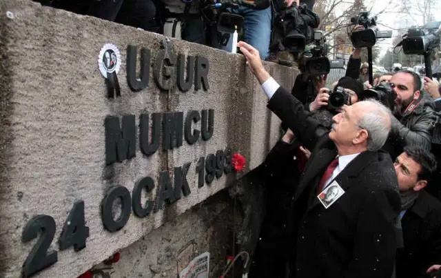 Uğur Mumcu ölümünün 25. yıldönümünde anıldı Uğur Mumcu ölümünün 25. yıldönümünde anıldı