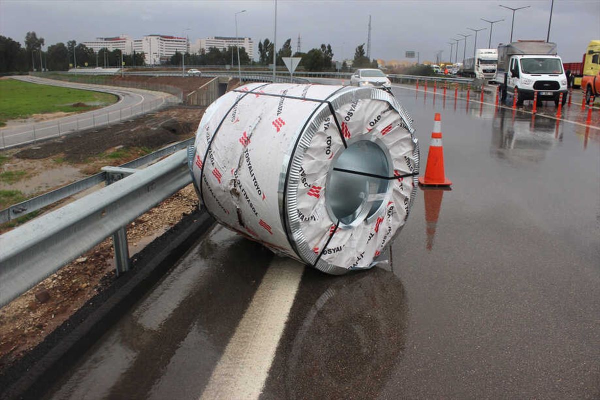 Adana'da Zincirleme Trafik Kazası: 2 Yaralı