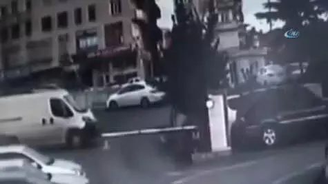 Araç Köprüden Böyle Uçtu Araç Köprüden Böyle Uçtu