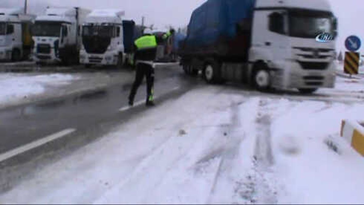 Konya-Antalya Karayolunda Trafiğe Kar Engeli