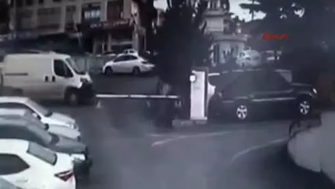Direksiyon Hakimiyetini Kaybeden Sürücü Üst Geçitten Yola Uçtu Direksiyon Hakimiyetini Kaybeden Sürücü Üst Geçitten Yola Uçtu
