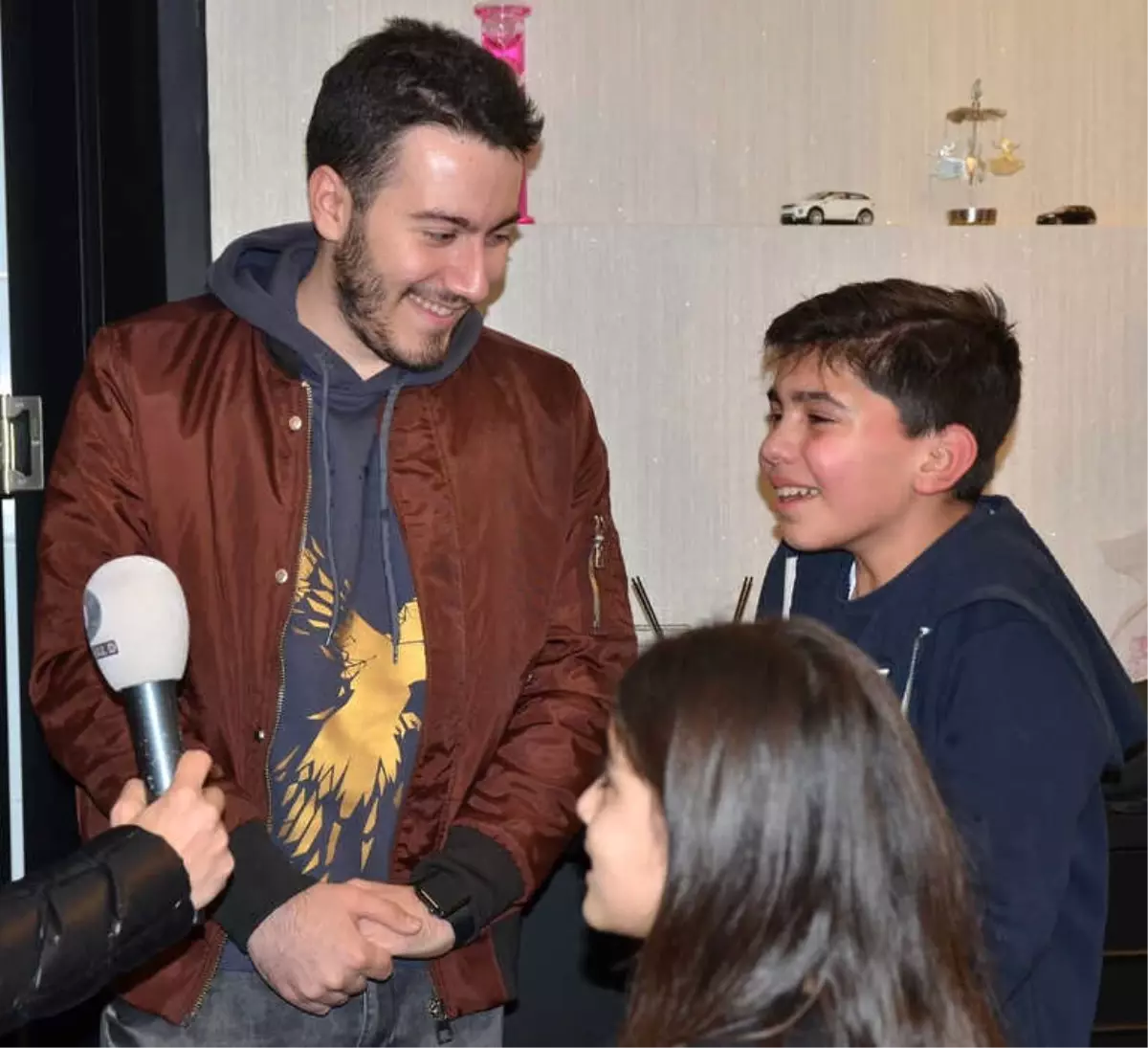 Youtuber Enes Batur'a Küçük Hayranlarından Yoğun İlgi