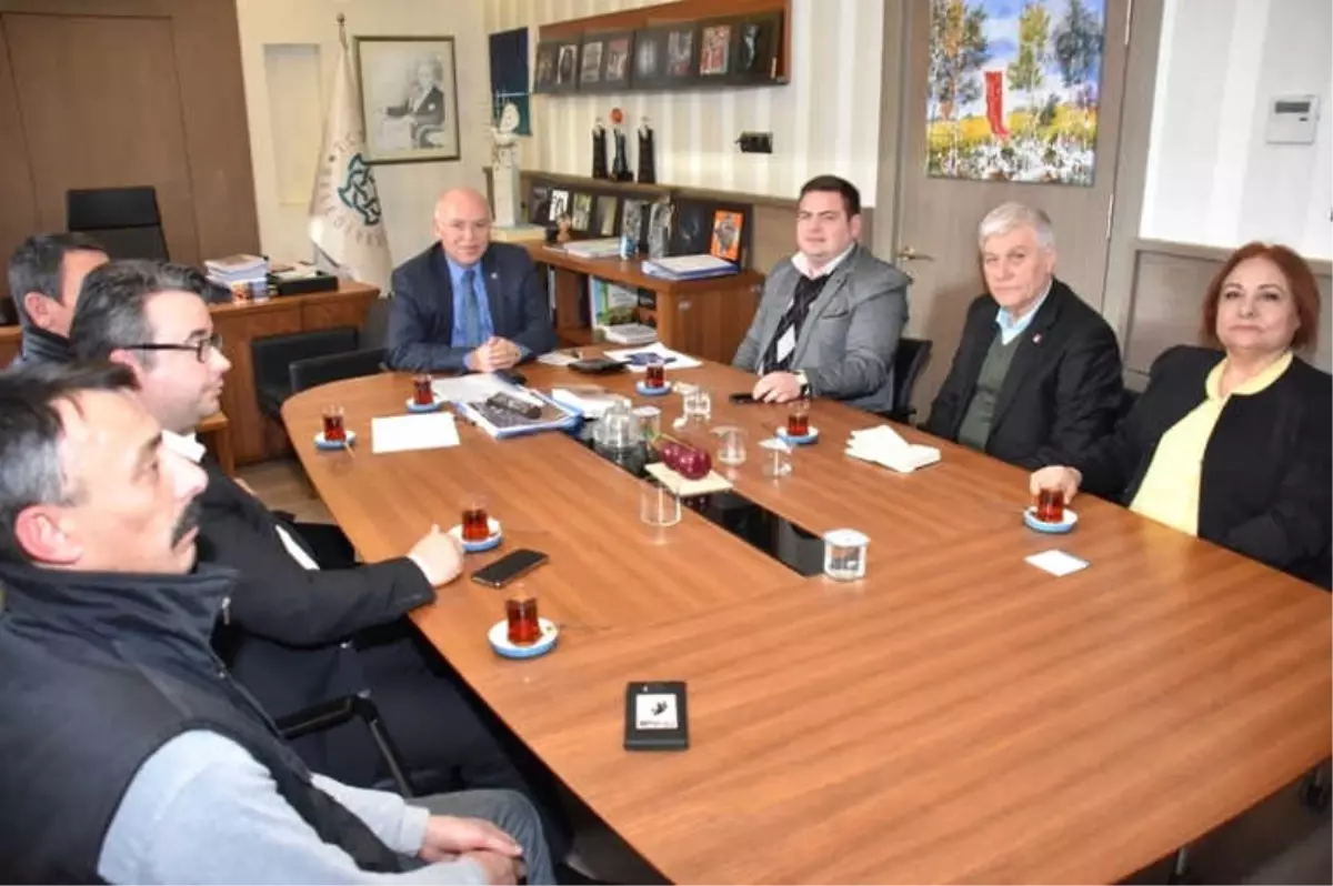 Başkan Eşkinat, CHP İlçe Yerel Yönetimler Komisyonunu Ağırladı