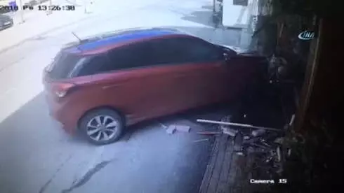 Kadın Sürücü, Oyuncu Erkan Petekkaya’nın Restoranına Böyle Daldı