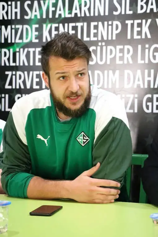 Batuhan Karadeniz Sakaryaspor'a Geri Döndü Batuhan Karadeniz Sakaryaspor'a Geri Döndü