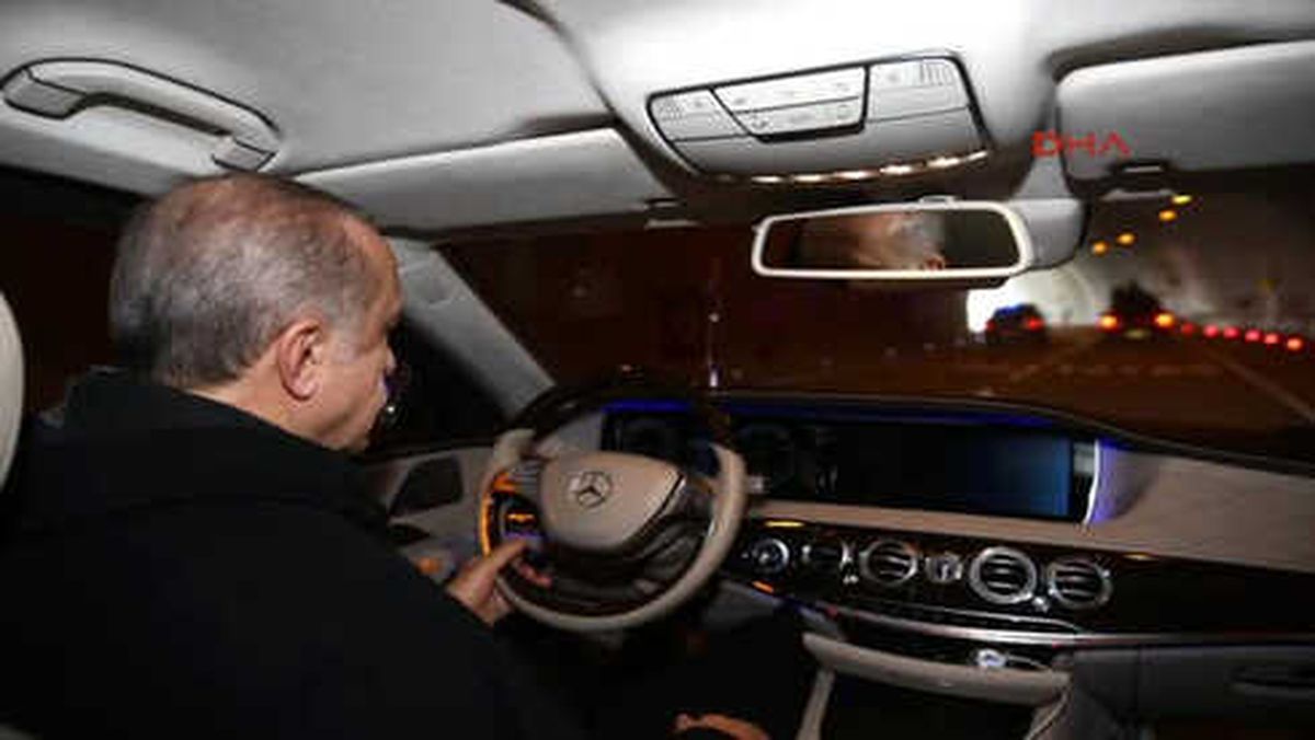 Erdoğan ve Yıldırım Kasımpaşa'dan Makam Aracıyla Geçti