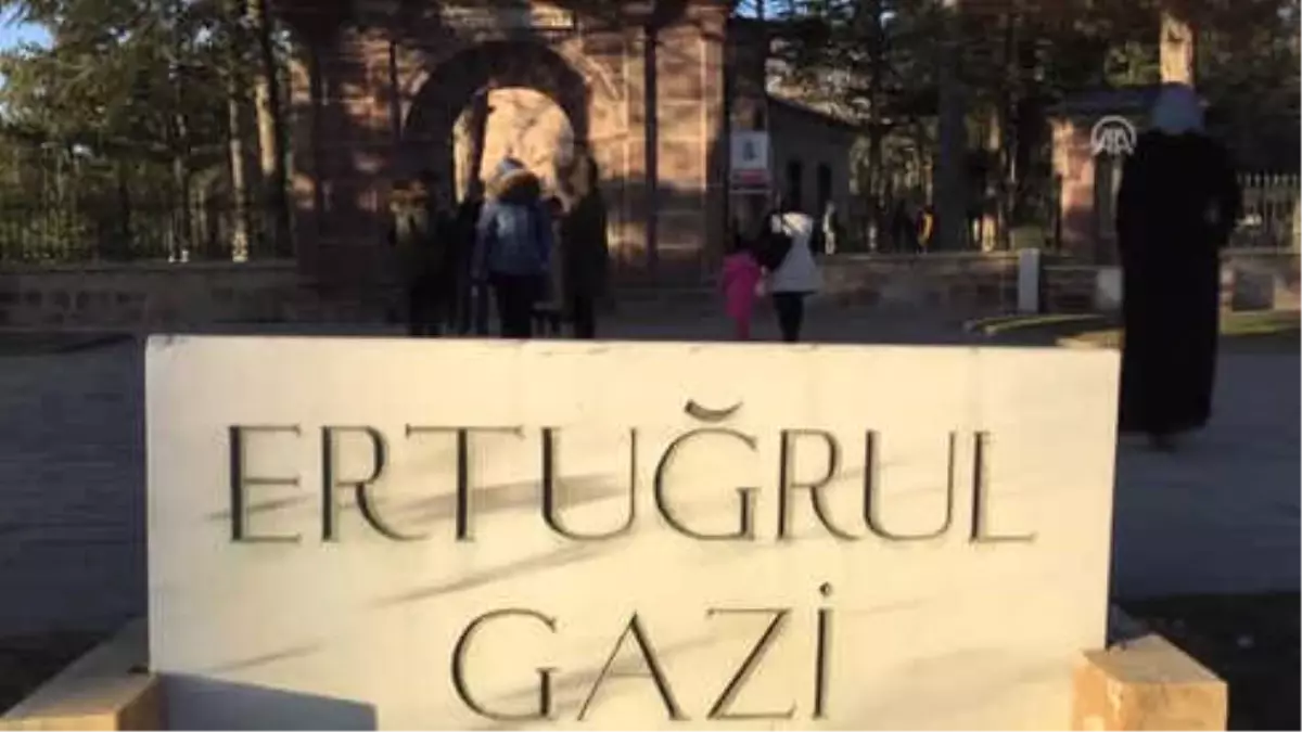 Alp Kıyafetli 'Saygı Nöbeti'Ne Yoğun İlgi