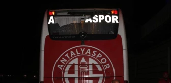 Antalyasporlu Oyuncuları Taşıyan Otobüs Taşlı Saldırıya Uğradı