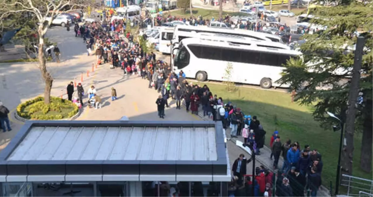 Uludağ'a Çıkmak İsteyen 2 Bin Tatilci Teleferik Kuyruğuna Girdi