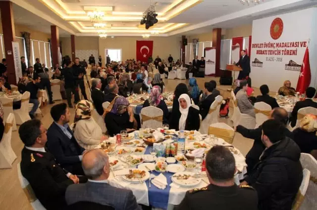 Elazığ'da Şehit Aileleri ve Gazilere Devlet Ödünç Madalyası Verildi Elazığ'da Şehit Aileleri ve Gazilere Devlet Ödünç Madalyası Verildi
