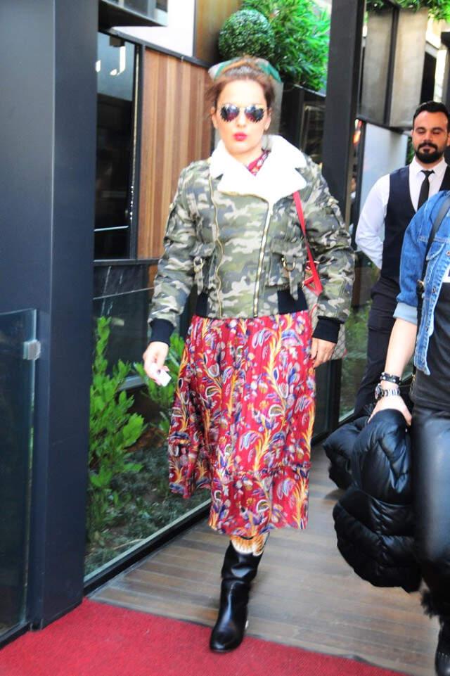 120 Bin TL'lik Kombiniyle Sokağa Çıkan Demet Akalın, Parasıyla Rezil Oldu