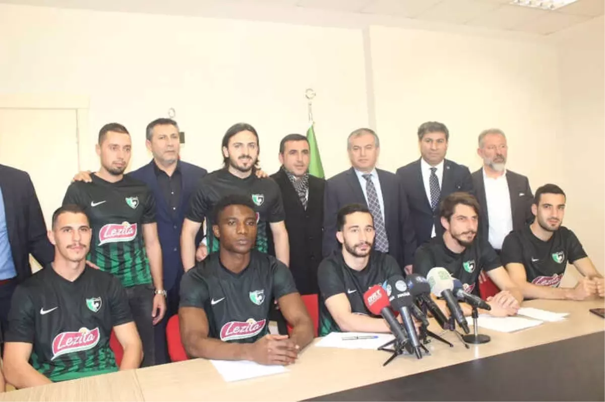 Denizlispor'da 8 Futbolcu İmza Attı