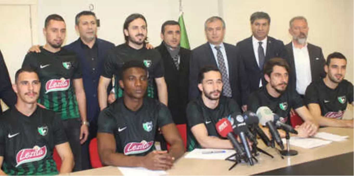Denizlispor'da 8 Futbolcu İmza Attı