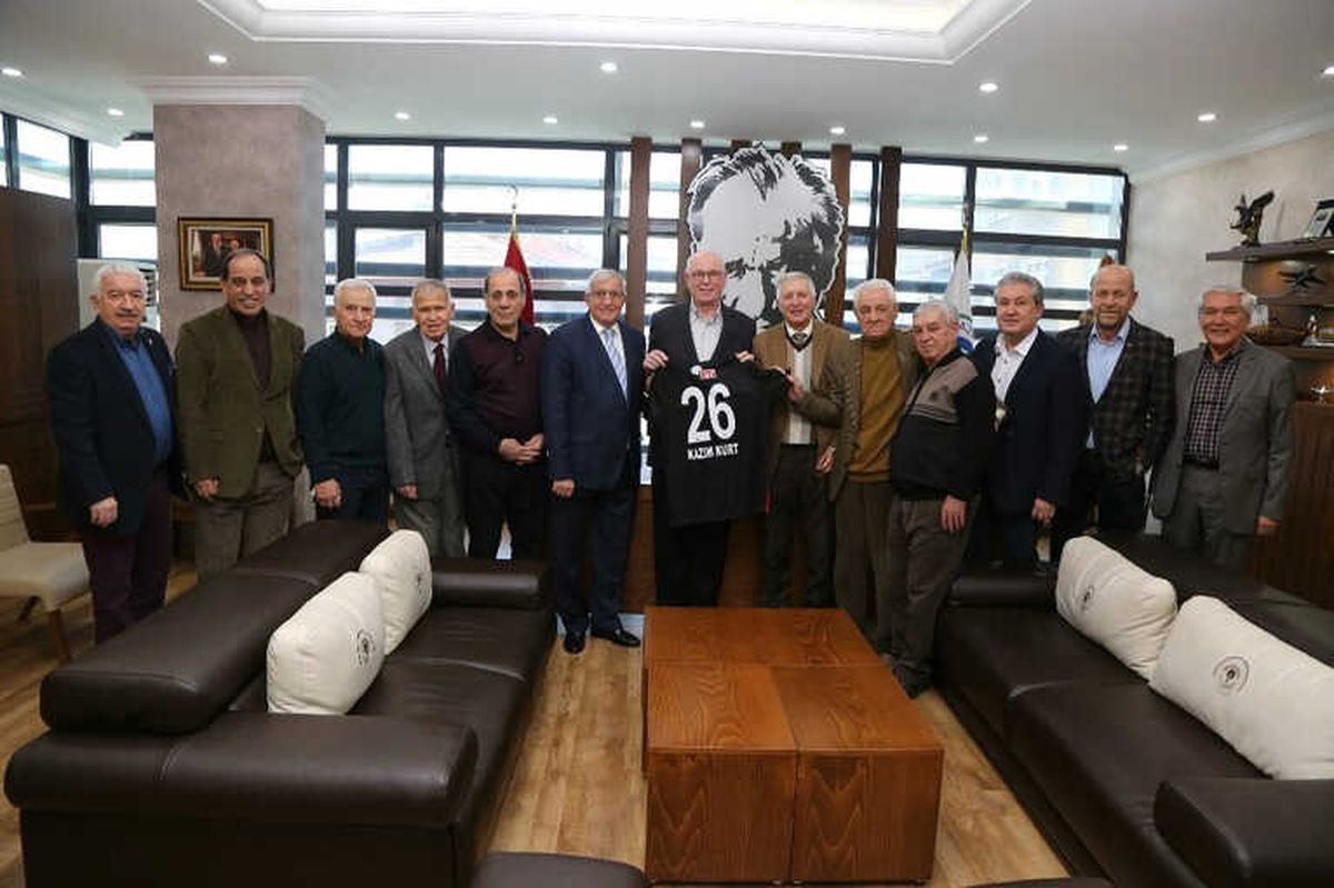 Eskişehirsporlu Profesyonel Futbolcular Dayanışma Derneğinden Kazım Kurt'a Ziyaret