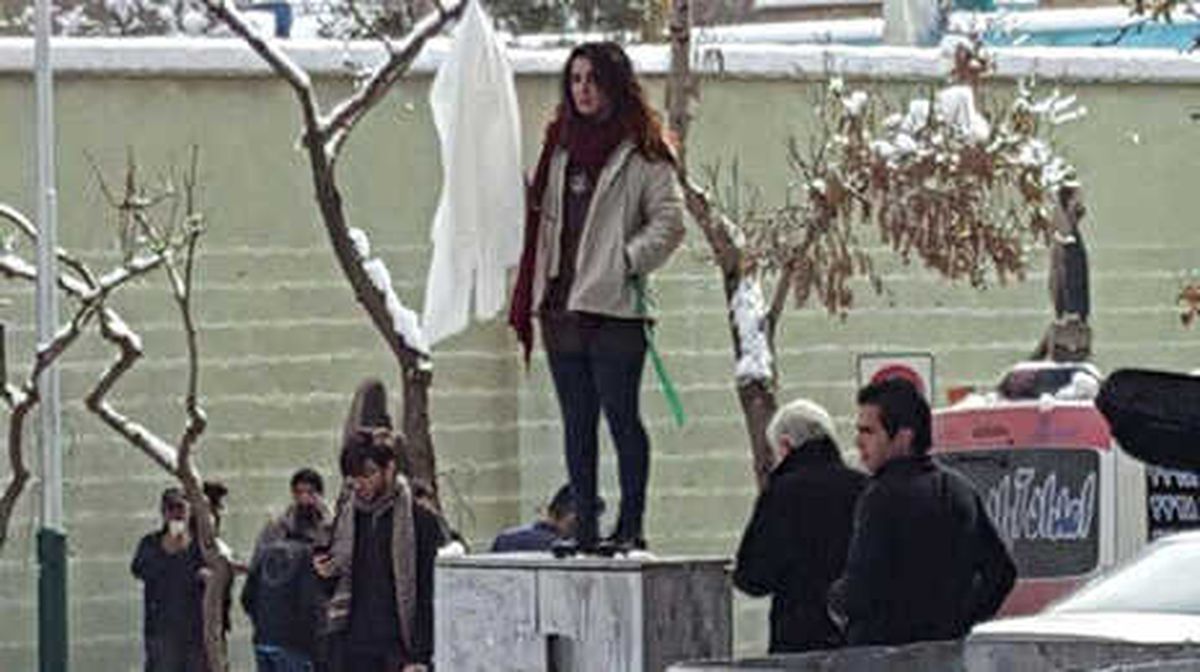 İran'da Başörtüsünü Çıkaran 29 Kadın Tutuklandı
