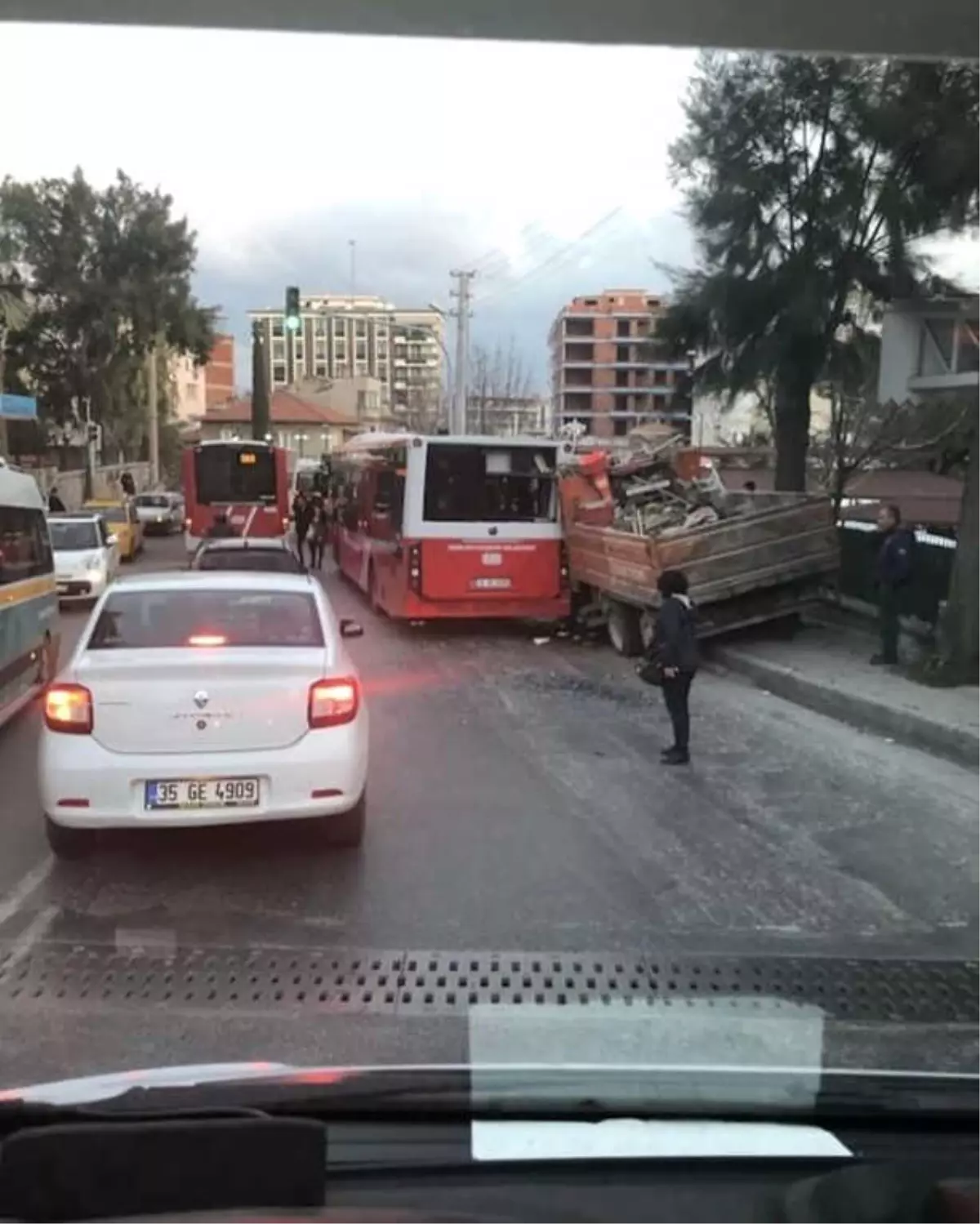 İzmir'de Zincirleme Kaza: 5 Yaralı