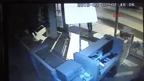 Kocaeli Cep Telefonu Çalan Hırsızlar Güvenlik Kamerasına Yakalandı Kocaeli Cep Telefonu Çalan Hırsızlar Güvenlik Kamerasına Yakalandı