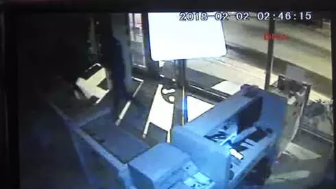 Kocaeli Cep Telefonu Çalan Hırsızlar Güvenlik Kamerasına Yakalandı Kocaeli Cep Telefonu Çalan Hırsızlar Güvenlik Kamerasına Yakalandı