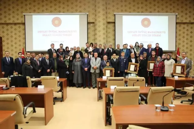 Kütahya'da 7 Şehit Ailesi ile 3 Gaziye Devlet Övünç Madalyası ve Beratı Verildi Kütahya'da 7 Şehit Ailesi ile 3 Gaziye Devlet Övünç Madalyası ve Beratı Verildi