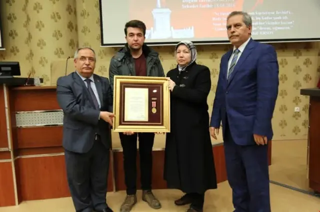 Kütahya'da 7 Şehit Ailesi ile 3 Gaziye Devlet Övünç Madalyası ve Beratı Verildi Kütahya'da 7 Şehit Ailesi ile 3 Gaziye Devlet Övünç Madalyası ve Beratı Verildi