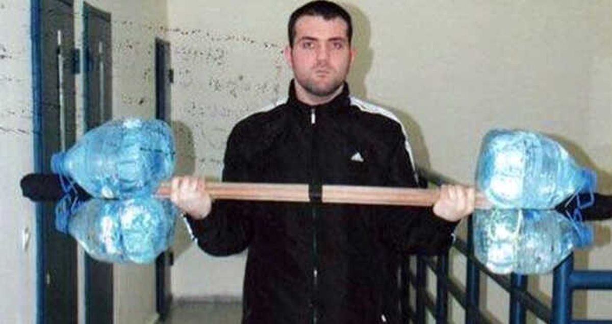 Ünlü Mafya Liderini Önce Zehirlemeye Çalıştılar, Sonra Babasını Vurup Öldürdüler