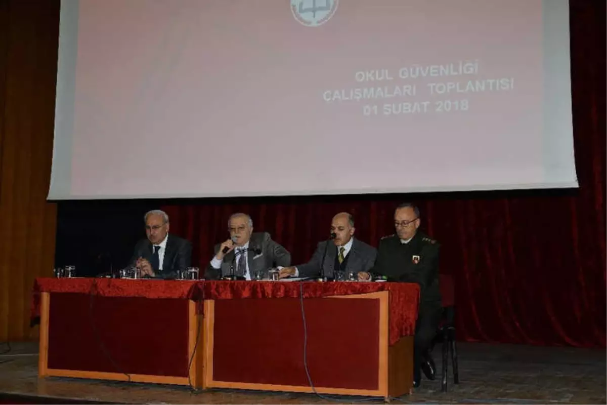 Vali Necati Şentürk: 'Okul Çevrelerinde Uyuşturucu Satılmasına Asla Müsade Etmeyeceğiz'