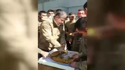 Kilis Tanju Çolak'tan Kilis'te Askerlere Moral Zıyareti Kilis Tanju Çolak'tan Kilis'te Askerlere Moral Zıyareti