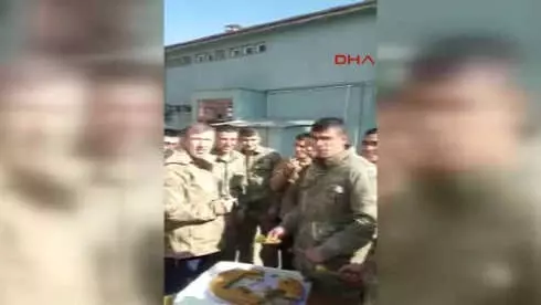 Kilis Tanju Çolak'tan Kilis'te Askerlere Moral Zıyareti Kilis Tanju Çolak'tan Kilis'te Askerlere Moral Zıyareti