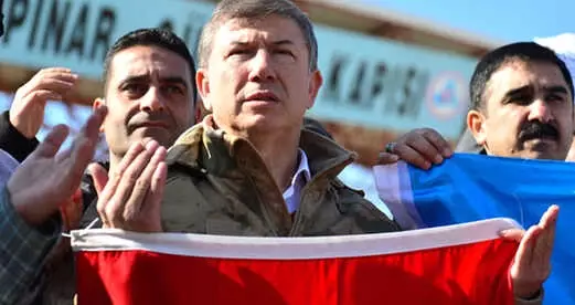Eski Futbolcu Tanju Çolak Mehmetçik'e Destek Eski Futbolcu Tanju Çolak Mehmetçik'e Destek