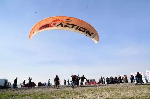 Adana'da Engeller Yamaç Paraşütüyle Aşıldı Adana'da Engeller Yamaç Paraşütüyle Aşıldı
