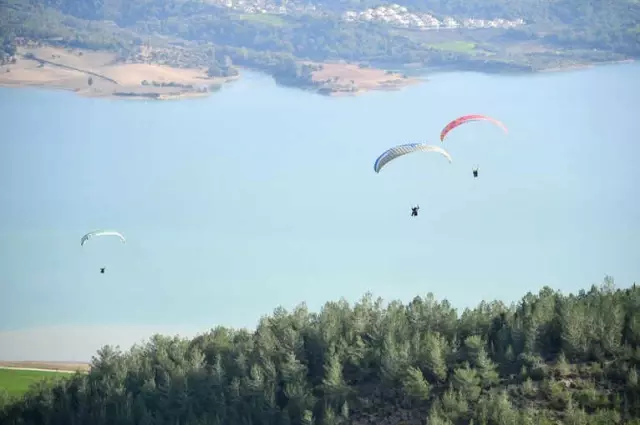 Adana'da Engeller Yamaç Paraşütüyle Aşıldı Adana'da Engeller Yamaç Paraşütüyle Aşıldı