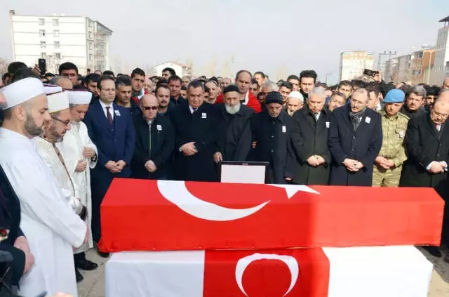 Afrin Şehidi Kürtçe Ağıtlarla Son Yolculuğuna Uğurlandı Afrin Şehidi Kürtçe Ağıtlarla Son Yolculuğuna Uğurlandı