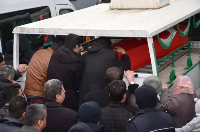 Afrin Şehidi Kürtçe Ağıtlarla Son Yolculuğuna Uğurlandı Afrin Şehidi Kürtçe Ağıtlarla Son Yolculuğuna Uğurlandı