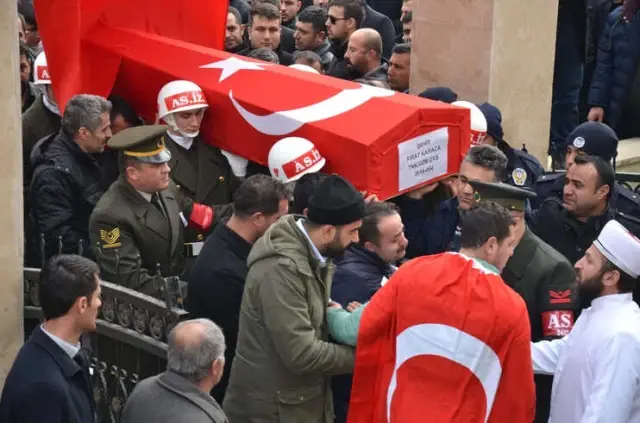 Afrin Şehidi Kürtçe Ağıtlarla Son Yolculuğuna Uğurlandı Afrin Şehidi Kürtçe Ağıtlarla Son Yolculuğuna Uğurlandı