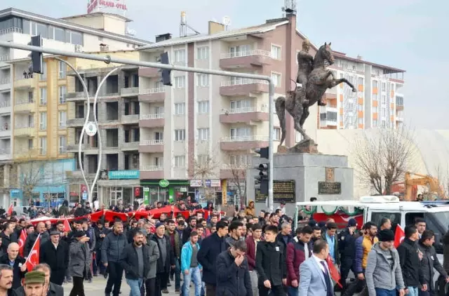 Afrin Şehidi Kürtçe Ağıtlarla Son Yolculuğuna Uğurlandı Afrin Şehidi Kürtçe Ağıtlarla Son Yolculuğuna Uğurlandı